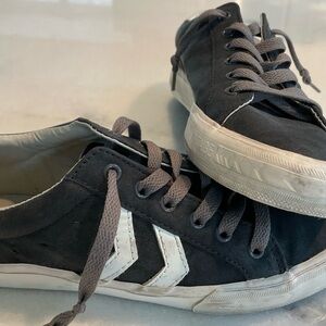 Very Cute Vintage Havana Sneakers size 6 🤩